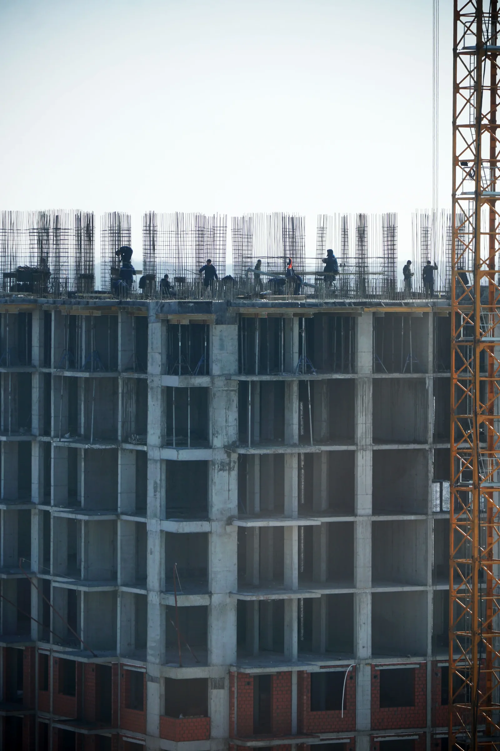 Donatı ve kalıp işleri süren betonarme karkas inşaatı