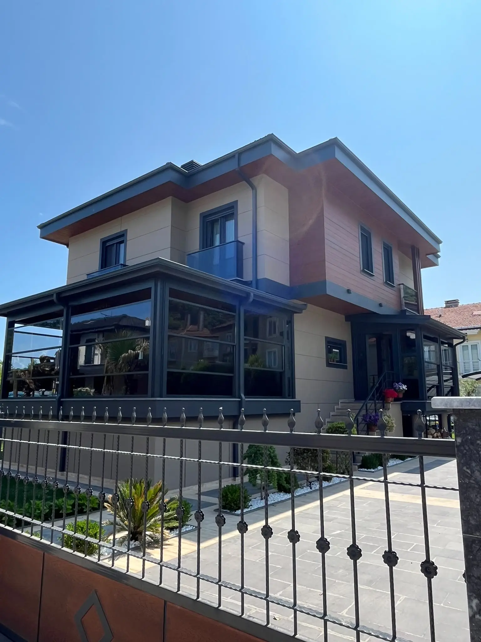 Cephede cam ve metal doğrama detayı